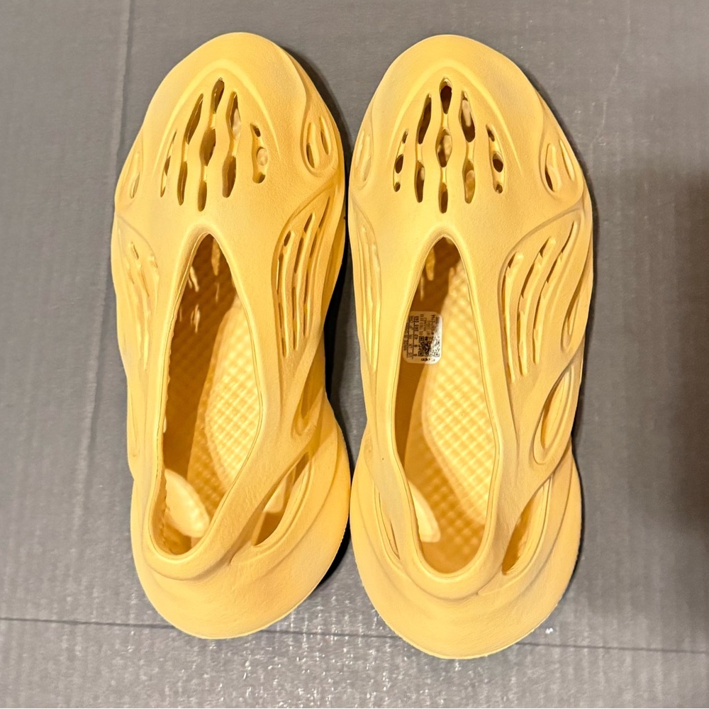Yeezy Foam Runner size 8 Sulfur